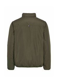 Veste matelassée vert olive avec manches longues, col montant, ourlet élastique et une petite étiquette rectangulaire rouge, blanche et bleue en haut au centre du dos.