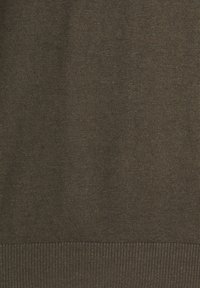 Fabbrica di maglione in un colore marrone, con una texture a coste. Presenta un colore uniforme ed è liscia con una finitura morbida. Anche l'orlo è a coste.