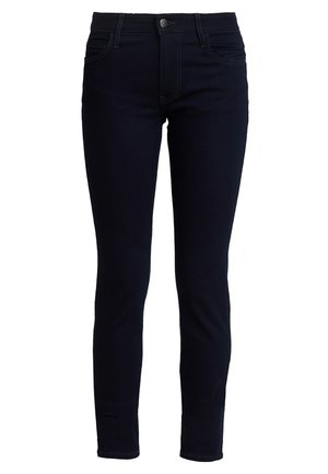 Sötétkék farmerekből készült skinny farmernadrág, közép magas derékkal, öt zsebes kialakítással és finom varrással az illeszkedések mentén a részletek fokozása érdekében.