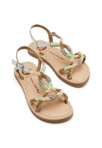 Sandalias con cuenta con hebillas metálicas plateadas. Plantilla de cuero beige, correas trenzadas multicolores con acentos en verde, dorado y plateado.