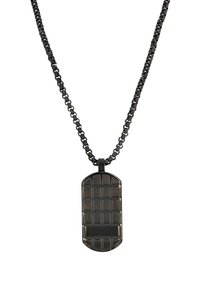 Pendente in dog tag nero con motivo a griglia, sospeso a una collana con catena nera spessa. Il pendente presenta una finitura liscia e lucida.