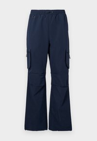 Pantalon cargo bleu marine avec taille élastique, cordon, poches latérales zippées et jambes légèrement évasées.