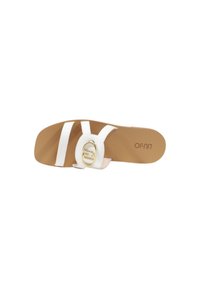 Hvid glidesandal med to brede stropper og en guldaccentbuckle. Brun polstret sål. Glat tekstur med et minimalistisk design.