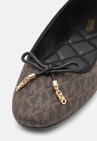 Braun gemusterte Ballerinas mit strukturierter Oberfläche, schwarzer Ripsband-Schleifenakzent und goldenen Hardware-Details an der Vorderseite. Schwarze Innenauskleidung.