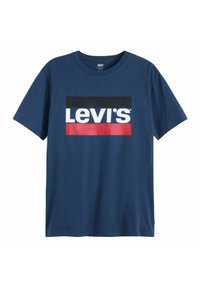 Camiseta de manga corta azul marino con el logo de Levi's en texto blanco sobre rayas horizontales negras y rojas en el pecho.