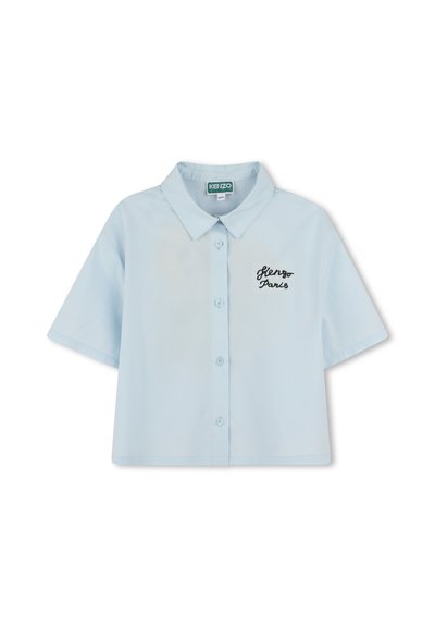 Chemise à manches courtes de couleur bleu clair avec un col classique et une fermeture à boutons à l'avant. Présente l'inscription "Kenzo Paris" brodée en noir sur la poitrine gauche.