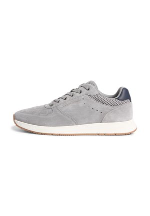 Szary zamszowy sneaker z siatkowym kołnierzem, sznurowaniem z przodu, białą podeszwą i spodem w kolorze jasnobrązowym z fakturą, pokazany z zewnętrznej strony na białym tle.