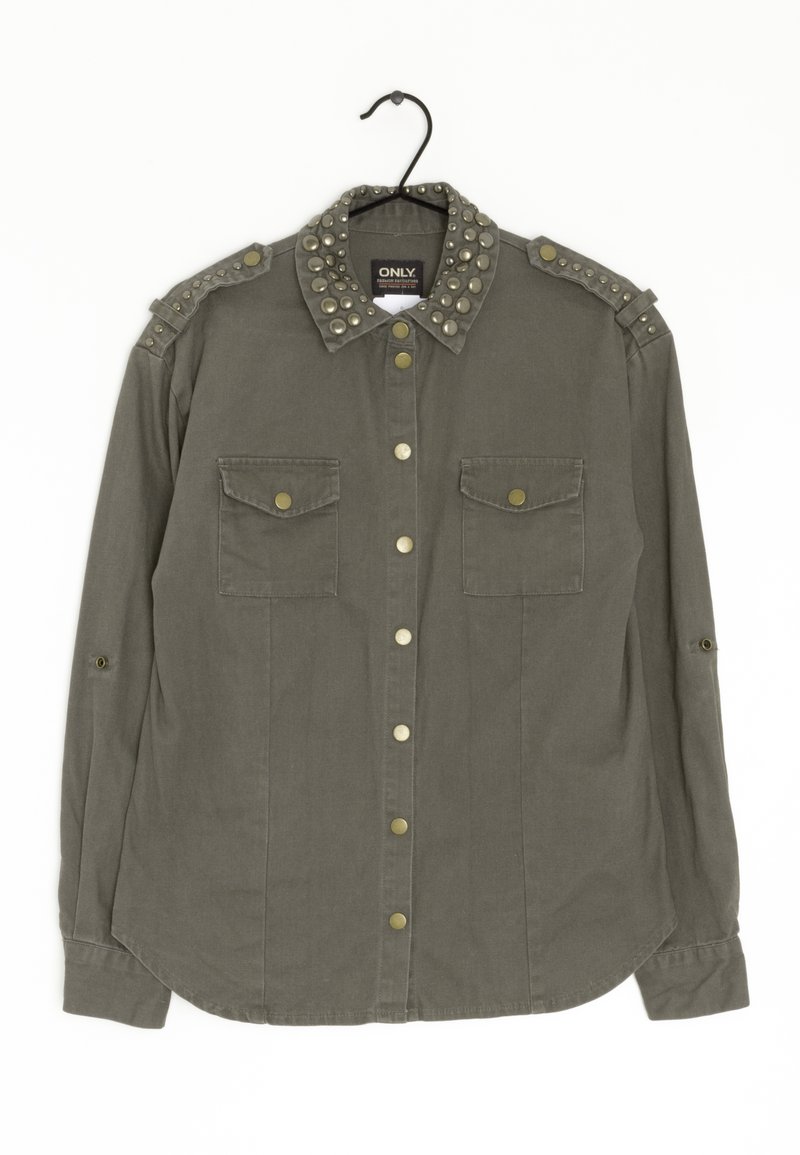 Oliwkowa koszula z kolczastym kołnierzem, dwoma przednimi kieszeniami i mosiężnymi guzikami. Długie rękawy z możliwością podwinięcia i zaokrąglony dół.