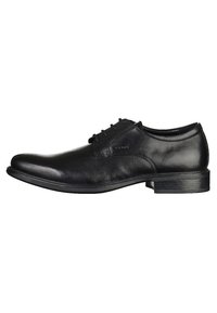 Scarpe da uomo in pelle nera con una texture liscia, punta rotonda classica e design con lacci. Presentano un tacco basso a strati e accenti minimalisti.
