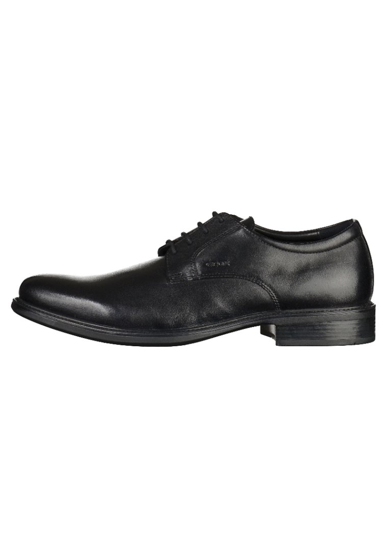 Scarpe da uomo in pelle nera con una texture liscia, punta rotonda classica e design con lacci. Presentano un tacco basso a strati e accenti minimalisti.