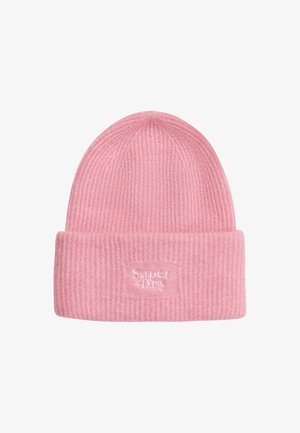 Gorro de punto rosa suave con canalé, puño doblado y logotipo bordado "Super Dry" en el centro frontal.