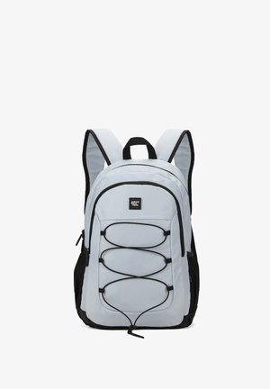 Zaino grigio chiaro con cordoncino elastico nero sulla parte anteriore, spallacci imbottiti, tasche laterali in rete e manico superiore.