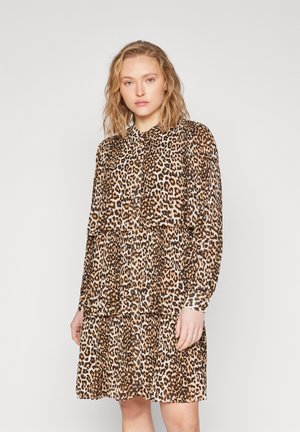 Leopardenmusterkleid mit langen Ärmeln, geknöpftem Kragen, gestuften Lagen, leichtem Stoff, mit braunen und schwarzen Flecken auf beigem Hintergrund.