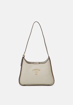 Cremefarvet skuldertaske i læder med mørke kanter, gyldent U.S. Polo Assn.-logo centreret på fronten og en enkelt justerbar rem.