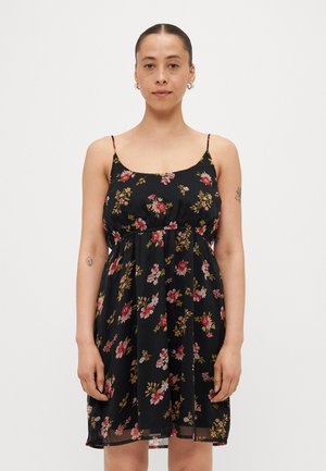 Svart blomsterkjole med tynne stropper, prydet med rosa og gule blomster på et lett stoff. Midjeinnsamlinger gir en avslappet silhuett.