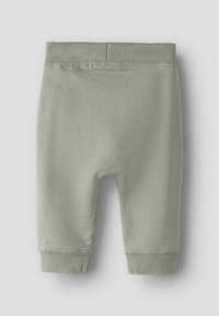 Jasnozielone bawełniane szorty z prążkowanym pasem i ściągaczami, o prostym kroju i gładkiej fakturze. Bez kieszeni i wzorów.