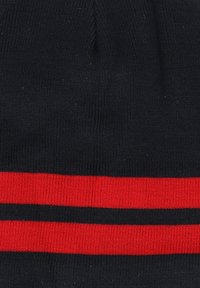 Mustat neulottu pipo, jossa on kaksi vaakasuoraa punaista raitaa alaosassa. Tekstuuriltaan se on sileä ja joustava. Ei näkyviä logoja tai grafiikoita.