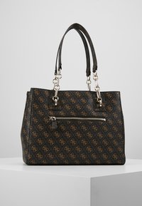 Brun mønstret tote bag med dobbelte top-håndtag, lynlåslomme foran, sølvfarvet hardware og tekstureret syntetisk materiale.