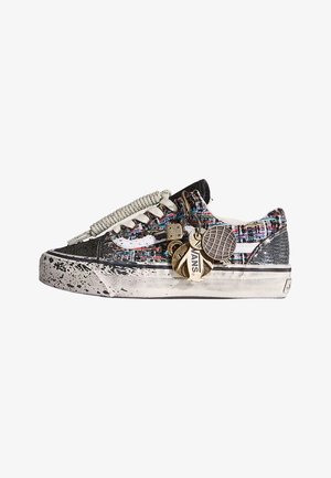 Sneaker basso con motivo tweed multicolore, punta nera, suola bianca con macchie nere, lacci a corda e charm portachiavi Vans in metallo.