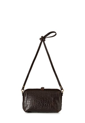 Sac bandoulière en cuir embossé effet croco marron foncé avec une longue sangle ajustable et des éléments métalliques dorés.