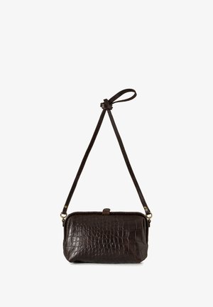 Sac bandoulière en cuir embossé effet croco marron foncé avec une longue sangle ajustable et des éléments métalliques dorés.