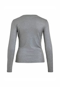Maglia a maniche lunghe in tessuto argentato metallico, caratterizzata da un design aderente e una texture liscia. Scollo tondo semplice senza dettagli aggiuntivi.