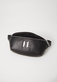 Sorte læder bæltetaske med prægede mønstre, sølv hardware og lynlås lukning. Kompakt, oval form med en glat overflade.