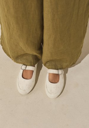 Next, Ballerine con cinturino - white