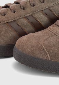 adidas Originals GAZELLE UNISEX - Baskets basses - earth strata/brown/gum