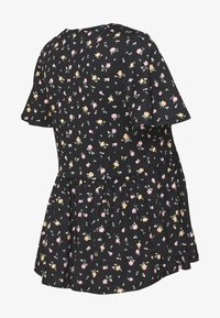 Vestido negro con estampado floral que presenta mangas cortas, falda plisada y una tela texturizada con pequeñas flores en tonos rosa y amarillo. Se muestra la vista trasera.