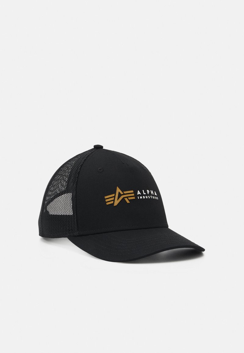 Fekete baseball sapka hálós háttal, arany "ALPHA INDUSTRIES" logóval és szárny mintával. Ívelt napellenző, merev elülső panel.