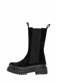 Černé nubukové kotníkové boty s elastickými bočními panely, poutky na stažení, širokou platformou a texturovanou podrážkou. Elegantní silueta a minimalistický design.