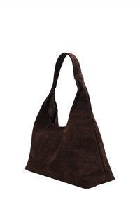 Bolso de ante marrón con diseño holgado, correa ancha y una gran abertura, que muestra una textura suave y una superficie mullida.