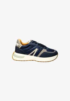 Sneaker blu navy con tomaie in pelle e camoscio, dettagli grigi e una spessa suola intermedia bianca. Presenta lacci tondi e una fodera interna imbottita.