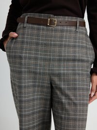 Pantaloni grigi a quadri con accenti marroni, dotati di una cintura marrone con una fibbia dorata. Tessuto testurizzato con vestibilità strutturata e tasche laterali.