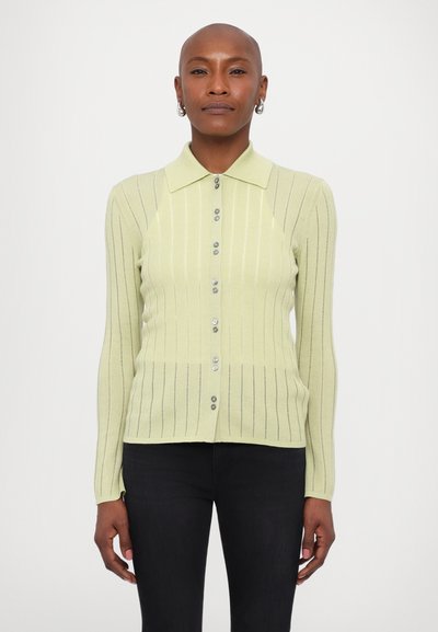 Mintgroene geribde cardigan met een kraag, lange mouwen en zilveren knopen aan de voorkant. Gelaagd breiwerk met verticale strepen.