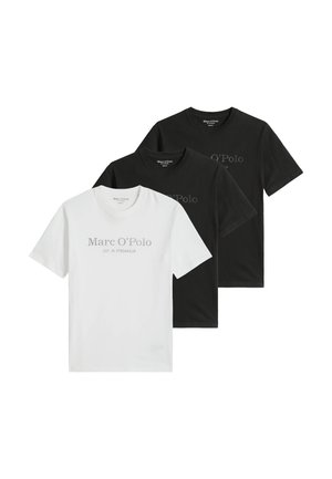 Tre t-shirt a manica corta con scollo rotondo in bianco e nero, ciascuna con "Marc O'Polo" stampato sul davanti.