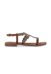 Brune syntetiske sandaler med flad sål, der har dekorative perleaccentuer og en ankelrem, der er sikret med en guldspænde.