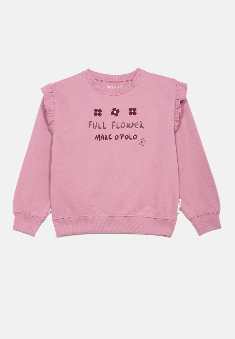 Różowy sweter z falbaniastymi rękawami, okrągłym dekoltem oraz nadrukowanym tekstem "FULL FLOWER MARC O'POLO" z kwiatowymi akcentami. Miękka tekstura materiału.