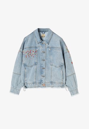 Világoskék farmerdzseki gombos elülső résszel, két nagy mellzsebbel, valamint piros, sárga és fehér virágos hímzéssel a bal zsebén és az ujjakon.