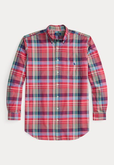 Nööpidega särk, millel on punane ja mitmevärviline ruuduline muster, pikad varrukad ja rinnaosal tasku väikese logo detailiga.