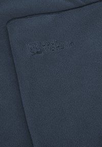 Dunkelblaues Fleece-Material mit einer weichen Textur. Verfügt über das geprägte Logo "Jack Wolfskin" in der Ecke, minimalistisches Design und glatte Kanten.