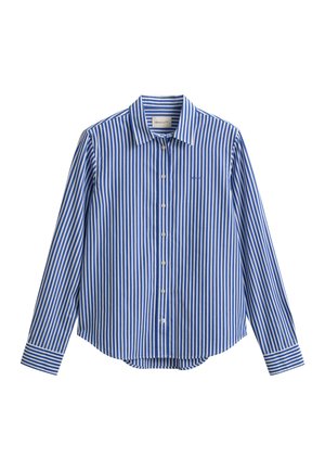 Chemise à manches longues à rayures verticales bleues et blanches, avec col et poignets boutonnés, portant la marque "GANT" sur la poitrine.