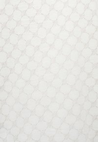 Λευκό ύφασμα με λεπτό γεωμετρικό σχέδιο από διασυνδεδεμένους κύκλους και σχήματα αστέρων σε ανοιχτό μπεζ χρώμα.