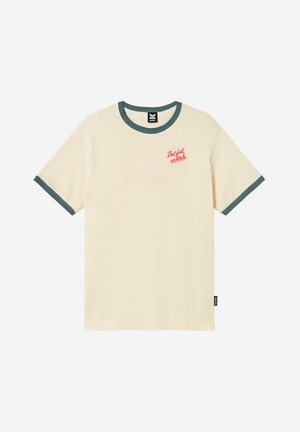 Κρεμ κοντομάνικη μπλούζα με σκούρο πράσινο γιακά και άκρες στα μανίκια, με κόκκινο κείμενο "Αλλά πρώτα, κοκτέιλ" στο αριστερό στήθος.