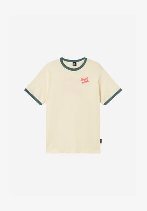 Κρεμ κοντομάνικη μπλούζα με σκούρο πράσινο γιακά και άκρες στα μανίκια, με κόκκινο κείμενο "Αλλά πρώτα, κοκτέιλ" στο αριστερό στήθος.