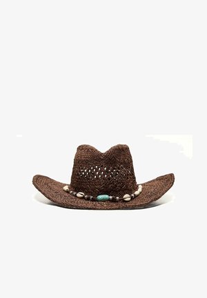 Brązowy pleciony kapelusz kowbojski z turkusową i białą opaską z koralików, z otworami wentylacyjnymi wokół korony.