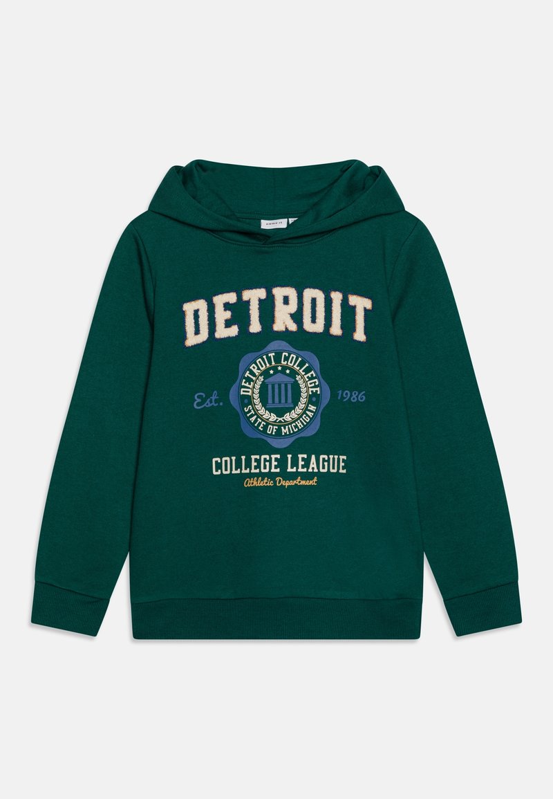 Sweat à capuche vert avec une poche kangourou, des poignets côtelés et une capuche avec cordon de serrage. Porte les inscriptions "DETROIT COLLEGE" et un logo circulaire dans différentes couleurs.
