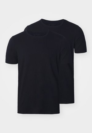 Deux t-shirts noirs à col rond exposés ensemble. Fabriqués en coton, avec des manches courtes et une coupe standard, au design uni.