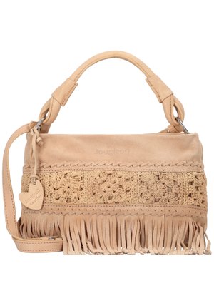 Sac à main en suède beige avec panneau avant en crochet, détails tressés, franges en cuir en bas, poignée supérieure et étiquette en cuir en forme de cœur.